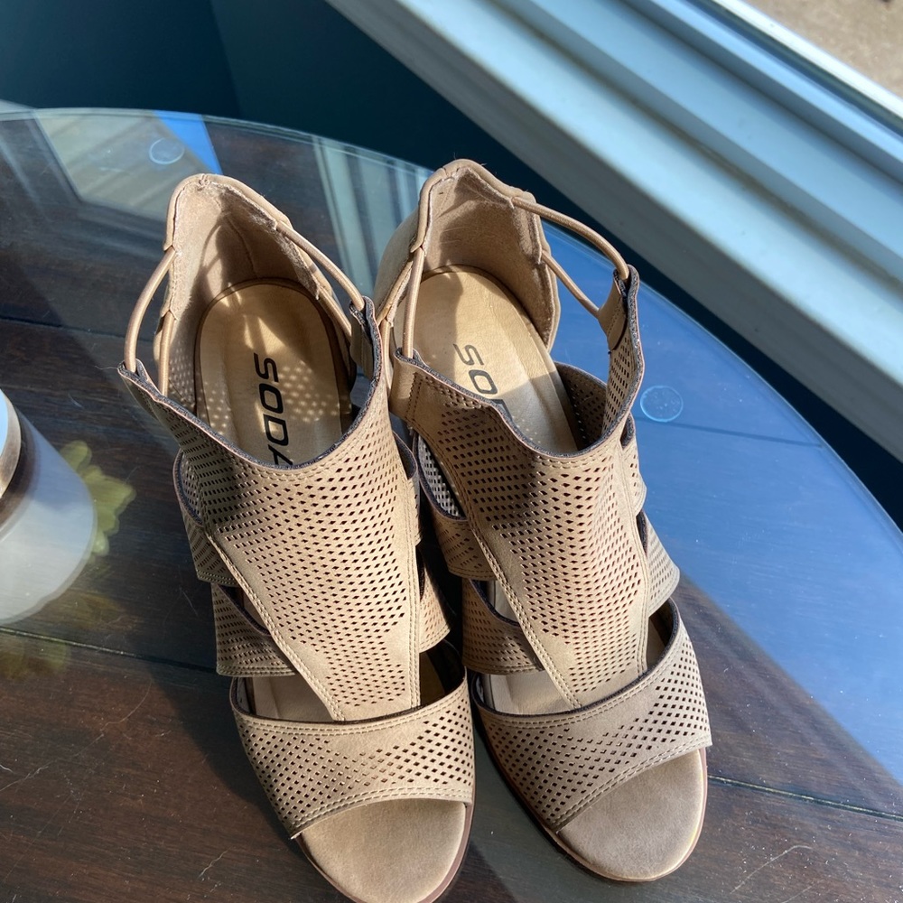 Gently Used Soda Block Heel- Size 6.5 - Picture 3 of 7
